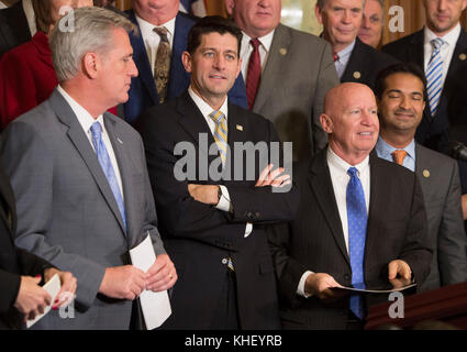 Republikaner im Haus, darunter der Mehrheitsführer Kevin McCarthy (links), der Sprecher Des Hauses Paul Ryan(Mitte) und der Kongressabgeordnete Kevin Brady(R-TX), Vorsitzender des House Ways and Means Committee(rechts), schließen sich den Republikanern des Repräsentantenhauses an, die das Gesetz Über Steuersenkungen und Jobs auf dem Kapitol in Washington, DC, am 16. November 2017 verabschiedet haben. Gutschrift: Chris Kleponis/CNP /MediaPunch Stockfoto