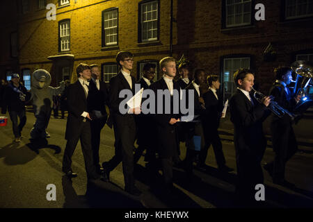 Eton, Großbritannien. 16 Nov, 2017. Eton Schüler begleiten Santa Claus und seine Elfen und seine Rentiere auf einer Prozession nach Eton High Street vor dem Einschalten der Eton Weihnachtsbeleuchtung. Credit: Mark Kerrison/Alamy leben Nachrichten Stockfoto