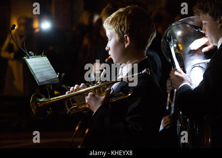 Eton, Großbritannien. 16 Nov, 2017. Eton Schüler begleiten Santa Claus und seine Elfen und seine Rentiere auf einer Prozession nach Eton High Street vor dem Einschalten der Eton Weihnachtsbeleuchtung. Credit: Mark Kerrison/Alamy leben Nachrichten Stockfoto