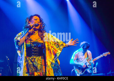 London, Großbritannien. 16 Nov, 2017. rowetta Idah der glücklichen Montags live auf der Bühne im Roundhouse, London. foto Datum: Donnerstag, 16. November 2017. Quelle: Roger Garfield/alamy leben Nachrichten Stockfoto