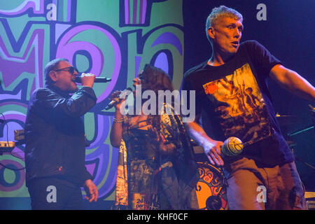 London, Großbritannien. 16 Nov, 2017. Die happy Montags (shaun Ryder (links), rowetta Idah und bez) live auf der Bühne im Roundhouse, London. foto Datum: Donnerstag, 16. November 2017. Quelle: Roger Garfield/alamy leben Nachrichten Stockfoto