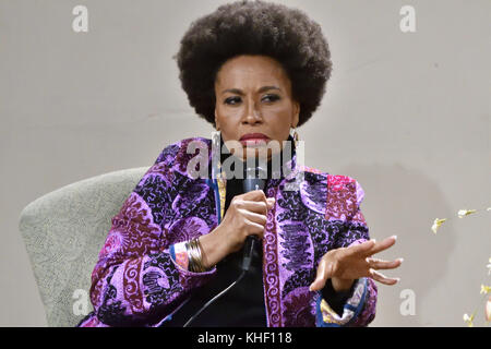 Philadelphia, Pennsylvania, USA. November 2017. Schauspielerin, Comedian, Autorin und Star von Black-ish, JENNIFER LEWIS, bei ihrer Buchzeichnung und im Gespräch im African American Museum in Philadelphia PA Credit: Ricky Fitchett/ZUMA Wire/Alamy Live News Stockfoto