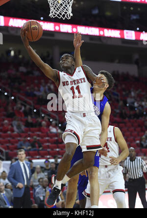 Raleigh, North Carolina, USA. 16 Nov, 2017. MARKELL JOHNSON (11) von der North Carolina State punktet mit einem layup gegen RUBEN ARROYO, rechts, der Presbyterianischen Kirche. Der North Carolina State University Wolfpack bewirtete die Presbyterianische blauer Schlauch an der PNC-Arena in Raleigh, N.C. Credit: Fabian Radulescu/ZUMA Draht/Alamy leben Nachrichten Stockfoto