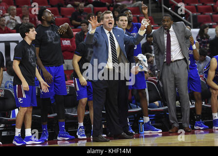 Raleigh, North Carolina, USA. 16 Nov, 2017. DUSTIN KERNS, Center, Cheftrainer der Presbyterianischen beauftragt sein Team von der Seitenlinie. Der North Carolina State University Wolfpack bewirtete die Presbyterianische blauer Schlauch an der PNC-Arena in Raleigh, N.C. Credit: Fabian Radulescu/ZUMA Draht/Alamy leben Nachrichten Stockfoto