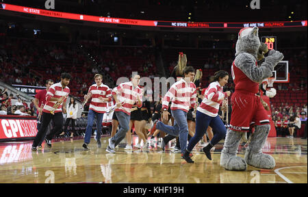 Raleigh, North Carolina, USA. 16 Nov, 2017. North Carolina State's Band führt bei einem Timeout. Der North Carolina State University Wolfpack bewirtete die Presbyterianische blauer Schlauch an der PNC-Arena in Raleigh, N.C. Credit: Fabian Radulescu/ZUMA Draht/Alamy leben Nachrichten Stockfoto