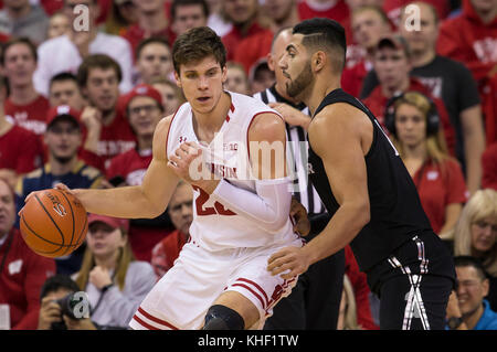 Madison, WI, USA. 16 Nov, 2017. Wisconsin Dachse vorwärts Ethan Happ #22 Beiträge während der NCAA Basketball Spiel zwischen den Xavier Musketeers und die Wisconsin Badgers in der Kohl Center in Madison, WI. Xavier besiegt Wisconsin 85-03. John Fisher/CSM/Alamy leben Nachrichten Stockfoto