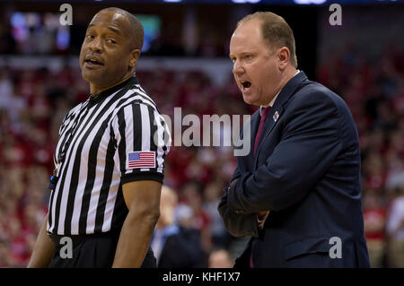 Madison, WI, USA. 16 Nov, 2017. Wisconsin Head Coach Greg Gard Gespräche mit einem offiziellen während der NCAA Basketball Spiel zwischen den Xavier Musketeers und die Wisconsin Badgers in der Kohl Center in Madison, WI. Xavier besiegt Wisconsin 85-03. John Fisher/CSM/Alamy leben Nachrichten Stockfoto