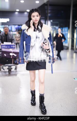 Shanghai, Shanghai, China. November 2017. Shanghai, CHINA-17. November 2017: (NUR FÜR REDAKTIONELLE VERWENDUNG. CHINA OUT) das chinesische Model Ming Xi zeigt am Flughafen in Shanghai am 17. November 2017. Ming Xis Karriere als Model begann 2009, nachdem sie an einem Fernsehwettbewerb teilnahm. Ihre internationale Modelkarriere begann 2011, als sie ihr erstes bekanntes Runway-Debüt für die Givenchy Haute Spring Show machte.[5] im selben Jahr modellierte Ming Xi die Givenchy Ready-to-Wear-Kollektion und erschien als Gesicht der Givenchy Herbst/Winter Werbekampagne. Ming Xi hat auch ein Modell für Stockfoto