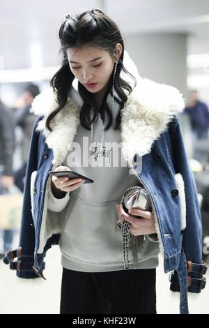 Shanghai, Shanghai, China. November 2017. Shanghai, CHINA-17. November 2017: (NUR FÜR REDAKTIONELLE VERWENDUNG. CHINA OUT) das chinesische Model Ming Xi zeigt am Flughafen in Shanghai am 17. November 2017. Ming Xis Karriere als Model begann 2009, nachdem sie an einem Fernsehwettbewerb teilnahm. Ihre internationale Modelkarriere begann 2011, als sie ihr erstes bekanntes Runway-Debüt für die Givenchy Haute Spring Show machte.[5] im selben Jahr modellierte Ming Xi die Givenchy Ready-to-Wear-Kollektion und erschien als Gesicht der Givenchy Herbst/Winter Werbekampagne. Ming Xi hat auch ein Modell für Stockfoto