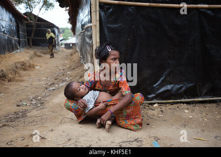 Cox's Bazar, Bangladesch. 17. November 2017. Am 16. November 2017 ein junges Mädchen gesehen, die ein neugeborenes Baby außerhalb einer Schutz. Mehr als 600.000 rohingya Flüchtlingen aus Myanmar Rakhine seit August 2017 geflohen sind, da die meisten von ihnen versuchen, die Grenze Bangladesch jeden Tag zu erreichen zu halten. Credit: Sopa/zuma Draht/alamy leben Nachrichten Stockfoto