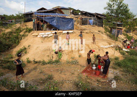 Cox's Bazar, Bangladesch. November 2017. 15. November 2017 tief im Camp waschen und kühlen sich die Kinder im Camp ab, während andere am Ufer spielen, während ihre Eltern Unterschlupf für sie und ihre Familien bauen. Mehr als 600.000 Rohingya-Flüchtlinge sind seit August 2017 aus dem Staat Myanmar Rakhine geflohen, da die meisten von ihnen jeden Tag versuchen, die Grenze zu überqueren, um Bangladesch zu erreichen. Quelle: SOPA/ZUMA Wire/Alamy Live News Stockfoto