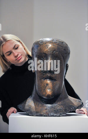 London, Großbritannien. 17. November 2017. Ein Mitarbeiter Ansichten 'Kopf', ca. 1968, von Dame Elisabeth Frink (Est. GBP 80-120 k). Vorschau kommende Auktionen von Moderne und nach dem Krieg die britische Kunst und schottische Kunst bei Sotheby's, New Bond Street, am 21. und 22. November. Credit: Stephen Chung/Alamy leben Nachrichten Stockfoto