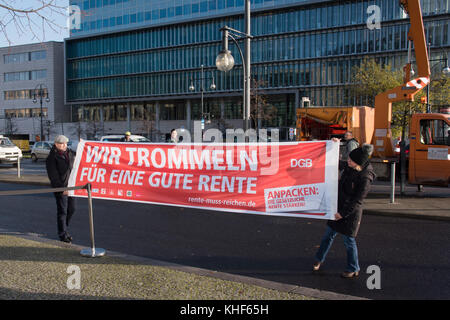 Berlin, Deutschland. 17. Nov, 2017. DGB-Drums, Demo, Ankunft der Teilnehmer in der CDU-Zentrale in klingelhoefer Straße 8, 17.11.2017, Foto: Uwe Koch/alamy leben Nachrichten Stockfoto