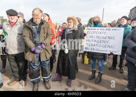 Kirby Misperton, UK. 17. Nov, 2017. Der ehemalige Parteichef Natalie Bennett macht Rede außerhalb des Dritten Energie fracking site an Kirby Misperton in North Yorkshire Credit: Richard Burdon/Alamy leben Nachrichten Stockfoto