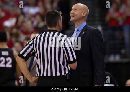 Madison, WI, USA. 16 Nov, 2017. Xavier Trainer Chris Mack spricht mit einem offiziellen während der NCAA Basketball Spiel zwischen den Xavier Musketeers und die Wisconsin Badgers in der Kohl Center in Madison, WI. Xavier besiegt Wisconsin 85-03. John Fisher/CSM/Alamy leben Nachrichten Stockfoto