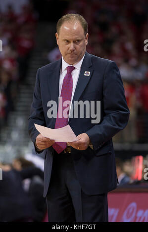 Madison, WI, USA. 16 Nov, 2017. Wisconsin Head Coach Greg Gard betrachtet einige Notizen während der NCAA Basketball Spiel zwischen den Xavier Musketeers und die Wisconsin Badgers in der Kohl Center in Madison, WI. Xavier besiegt Wisconsin 85-03. John Fisher/CSM/Alamy leben Nachrichten Stockfoto