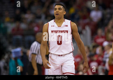 Madison, WI, USA. 16 Nov, 2017. Wisconsin Dachse guard D'Mitrik Trice #0 während der NCAA Basketball Spiel zwischen den Xavier Musketeers und die Wisconsin Badgers in der Kohl Center in Madison, WI. Xavier besiegt Wisconsin 85-03. John Fisher/CSM/Alamy leben Nachrichten Stockfoto