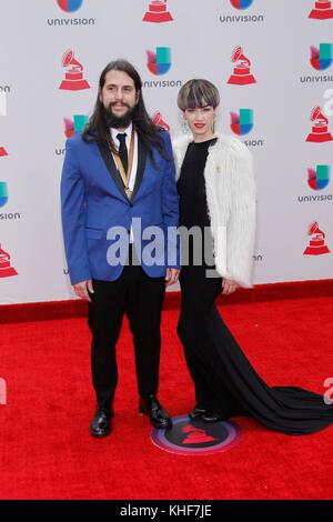 Daniel etura, Maria Carrasco in der Ankunftshalle für 18 Latin Grammy Awards - Ankünfte 2, Mgm Grand Garden Arena in Las Vegas, NV 16. November 2017. Foto: ja/Everett collection Stockfoto