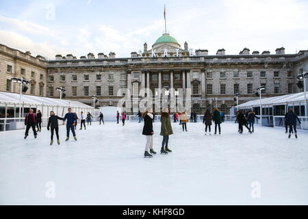 Somerset House. London, UK. 17. Nov, 2017. leute Eislaufen im Somerset House Eisbahn genießen. Eislaufen im Somerset House beliebt ist als Londonern und Touristen Tag oder Nacht mit Ihrer Familie und Ihren Freunden auf Londons schönsten Eisbahn Schlittschuh laufen kann. Credit: dinendra Haria/alamy leben Nachrichten Stockfoto