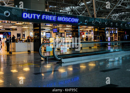 Menschen besuchen Duty Free Shop im Flughafen Vnukovo am Abend Stockfoto