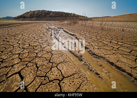 In der Nähe von Perugia, Provinz Malaga, Andalusien, Südspanien. Zustand der Eingang zu Guadalteba-Guadalhorce dam im Oktober 2017 nach einem heißen Sommer ohne Ra Stockfoto