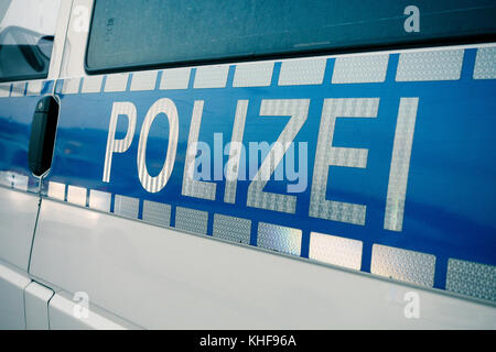 Deutsche Polizei Schild an der Auto Stockfoto