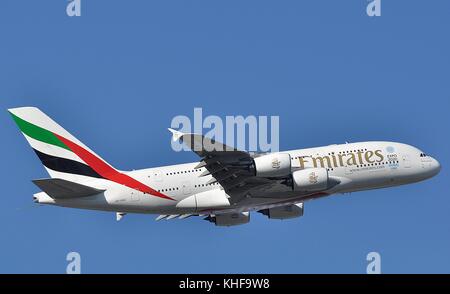 Emirates airbus a380 a6-eee Klettern aus London Heathrow. Stockfoto