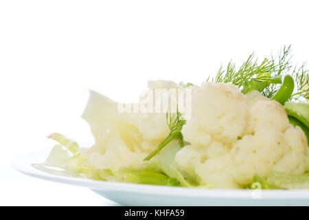 Blumenkohl mit salatblättern auf weißem Hintergrund Stockfoto