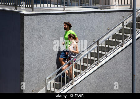 Junges Paar, die Treppen in städtischen Umgebung im Sommer Tag Stockfoto