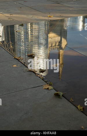 Reflexionen der städtischen Raum Skulptur von Pezo von Ellrichshausen und Felice Varini, Trinity Square, Außenminister Hull, Hull, England Stockfoto