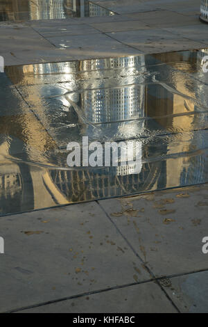 Reflexionen der städtischen Raum Skulptur von Pezo von Ellrichshausen und Felice Varini, Trinity Square, Außenminister Hull, Hull, England Stockfoto