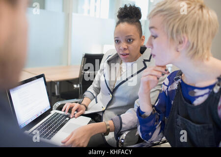 Gruppe junger Fachleute arbeiten im Büro mit Laptops Stockfoto