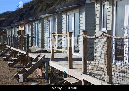 Wooden, Seafront Beach Huts, Lyme Regis, Dorset, UK - John Gollop Stockfoto