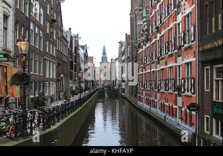 Im April 2016 Amsterdam Niederlande. Blick auf den Kanal, Schleuse, und Fahrräder Stockfoto