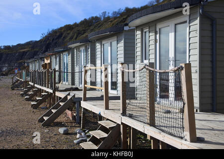 Wooden, Seafront Beach Huts, Lyme Regis, Dorset, UK - John Gollop Stockfoto