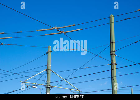 Stromleitungen auf Masten, die Muster und Formen in den Himmel Stockfoto