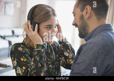Junges Paar an Record store Stockfoto