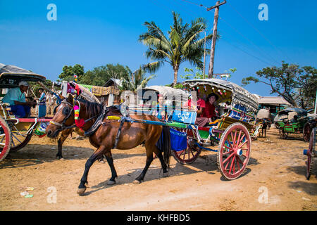 Innwa, Myanmar - März 6, 2017: burmaneses Touristen Tour an der Kutsche in innwa am 6. März 2017, mandaley. Myanmar. (Birma) Stockfoto