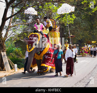 Innwa, Myanmar - März 6, 2017: burmaneses an shinbyu (pabbajja) Zeremonie des Theravada Buddhismus in innwa am 6. März 2017, mandaley. Myanmar. (Birma) Stockfoto