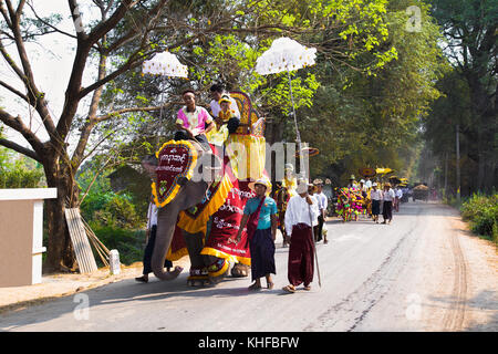 Innwa, Myanmar - März 6, 2017: burmaneses an shinbyu (pabbajja) Zeremonie des Theravada Buddhismus in innwa am 6. März 2017, mandaley. Myanmar. (Birma) Stockfoto