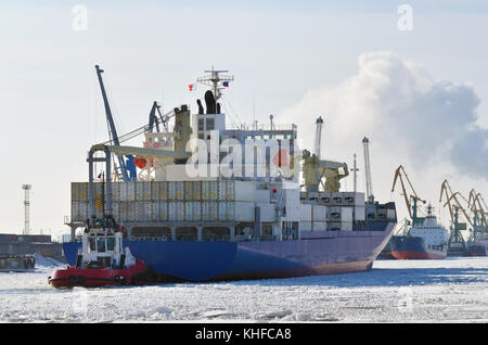 Die geladene Schiff verlässt Hafen isleduetsya seine Route. Stockfoto