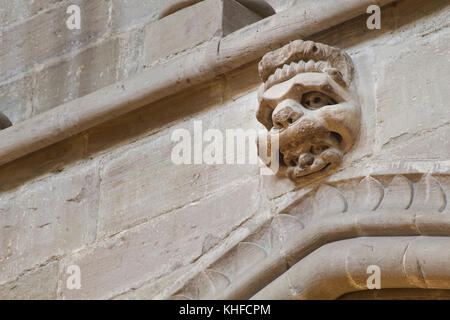 Ein Monster mit einem anderen Monster in seinem Mund-Saint Peter's Cathedral - Geneve Stockfoto