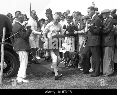 König George VI. Trägt Shorts mit einer Zigarette in der Hand im Sommerlager des Southwold Boys Club im Duke of York Camp. August 1937 Stockfoto