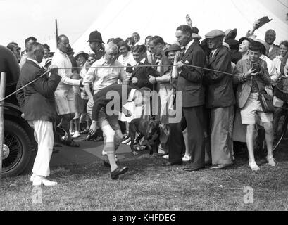 König George VI. Trägt Shorts mit einer Zigarette in der Hand im Sommerlager des Southwold Boys Club im Duke of York Camp. August 1937 Stockfoto