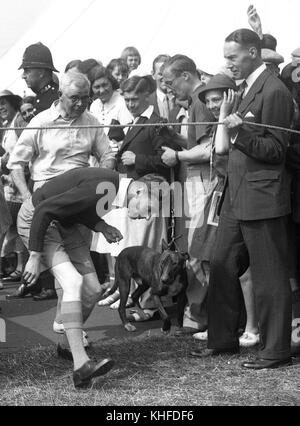 König George VI. Trägt Shorts mit einer Zigarette in der Hand im Sommerlager des Southwold Boys Club im Duke of York Camp. August 1937 Stockfoto