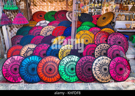 Bunte Sonnenschirme auf der Straße Markt in Bagan, Myanmar. (Birma) Stockfoto