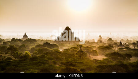 Bagan Tempel in misty morning, Myanmar. (Birma) Stockfoto