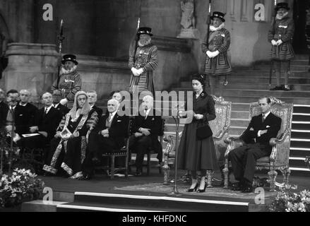 Königin Elizabeth II. bei der Eröffnung der 46. Interparlamentarischen Konferenz in Westminster Hall London, 12. September 1957 Herrn Kilmuir trägt Perücke Stockfoto