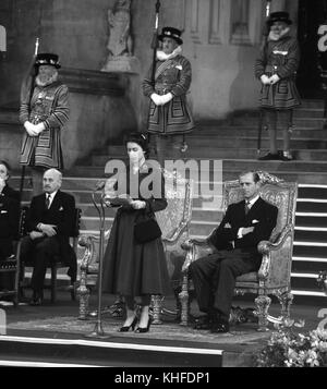 Königin Elizabeth II. bei der Eröffnung der 46. Interparlamentarischen Konferenz in Westminster Hall London, 12. September 1957 Stockfoto