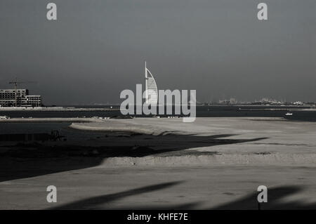 Fernsicht auf das Burj Al Arab Hotel, aus dem Arabischen Golf Stockfoto